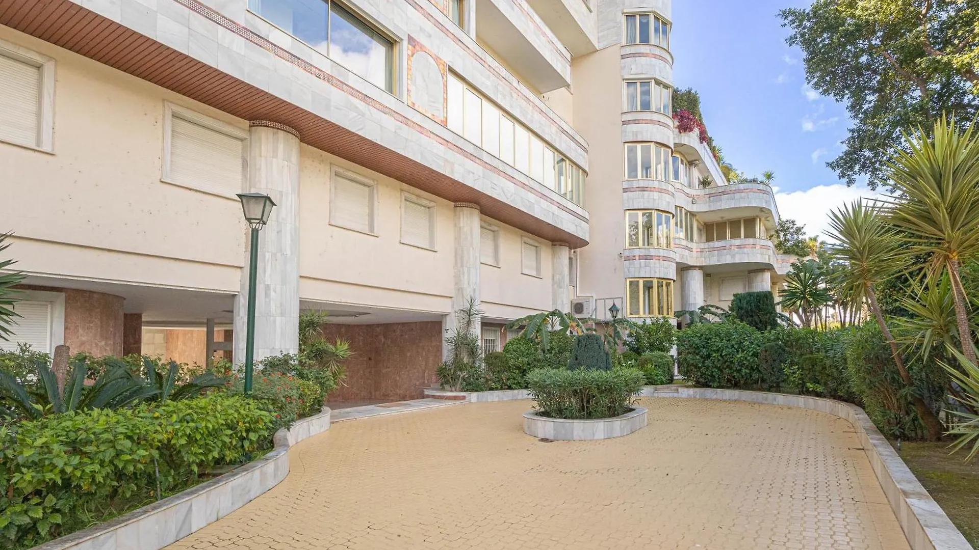 Gray Dalbion Puerto Banus - Happy Rentals Marbella Spain