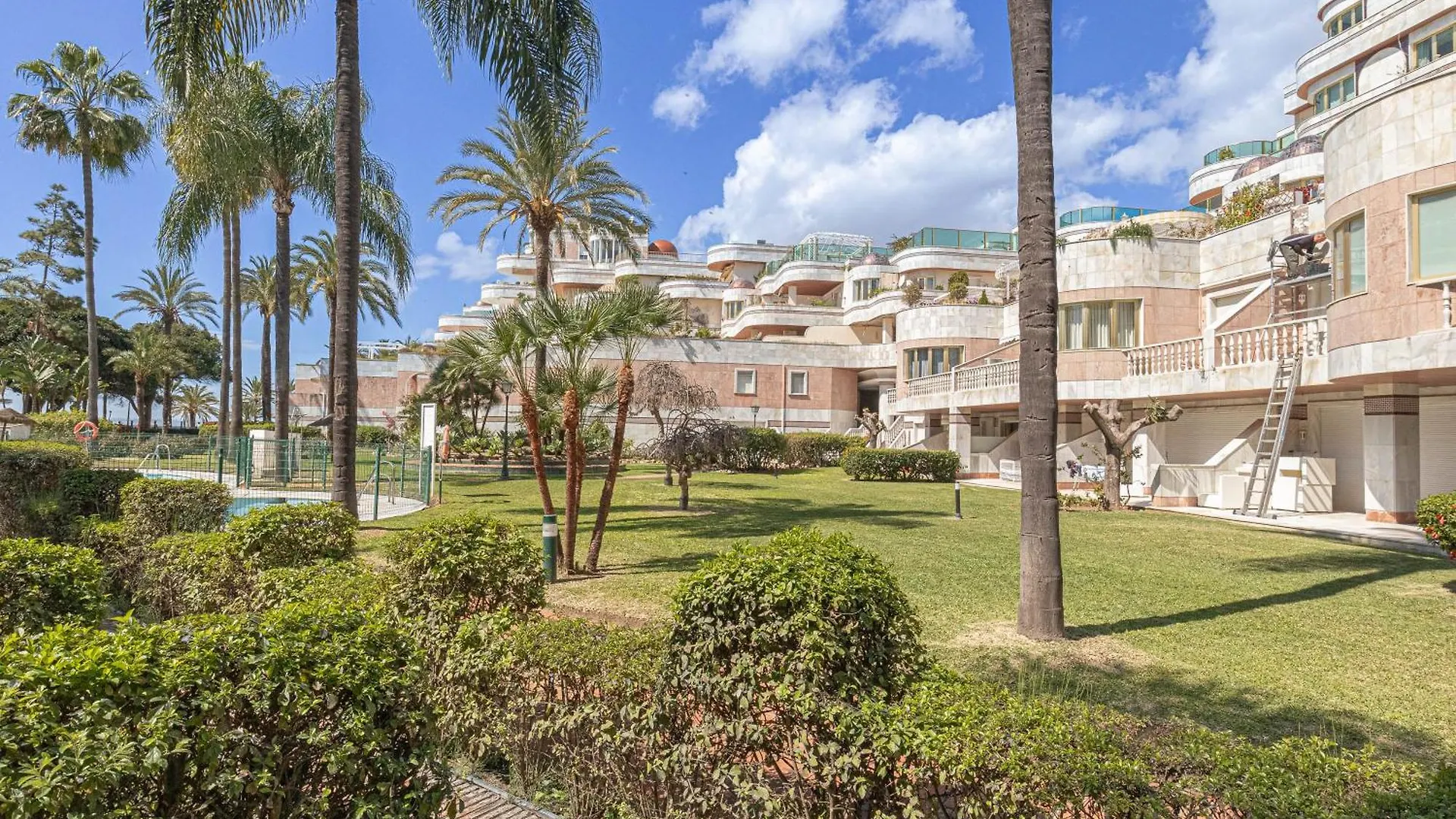 Gray Dalbion Puerto Banus - Happy Rentals Marbella